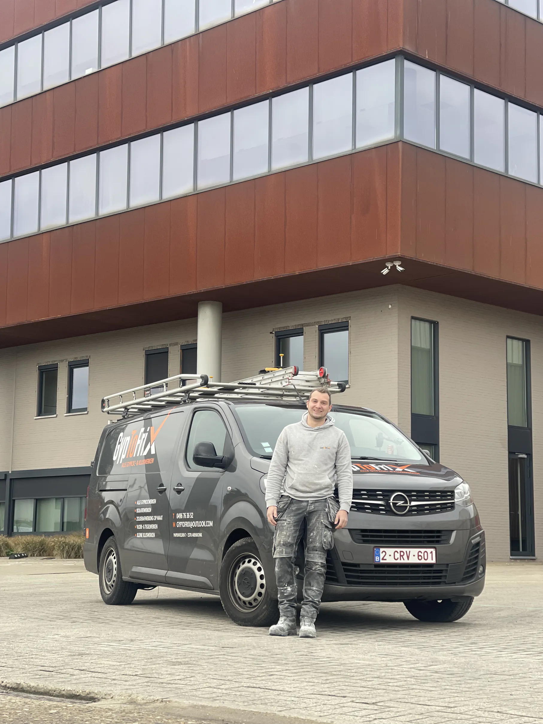 Handyman wijst naar het aanbod