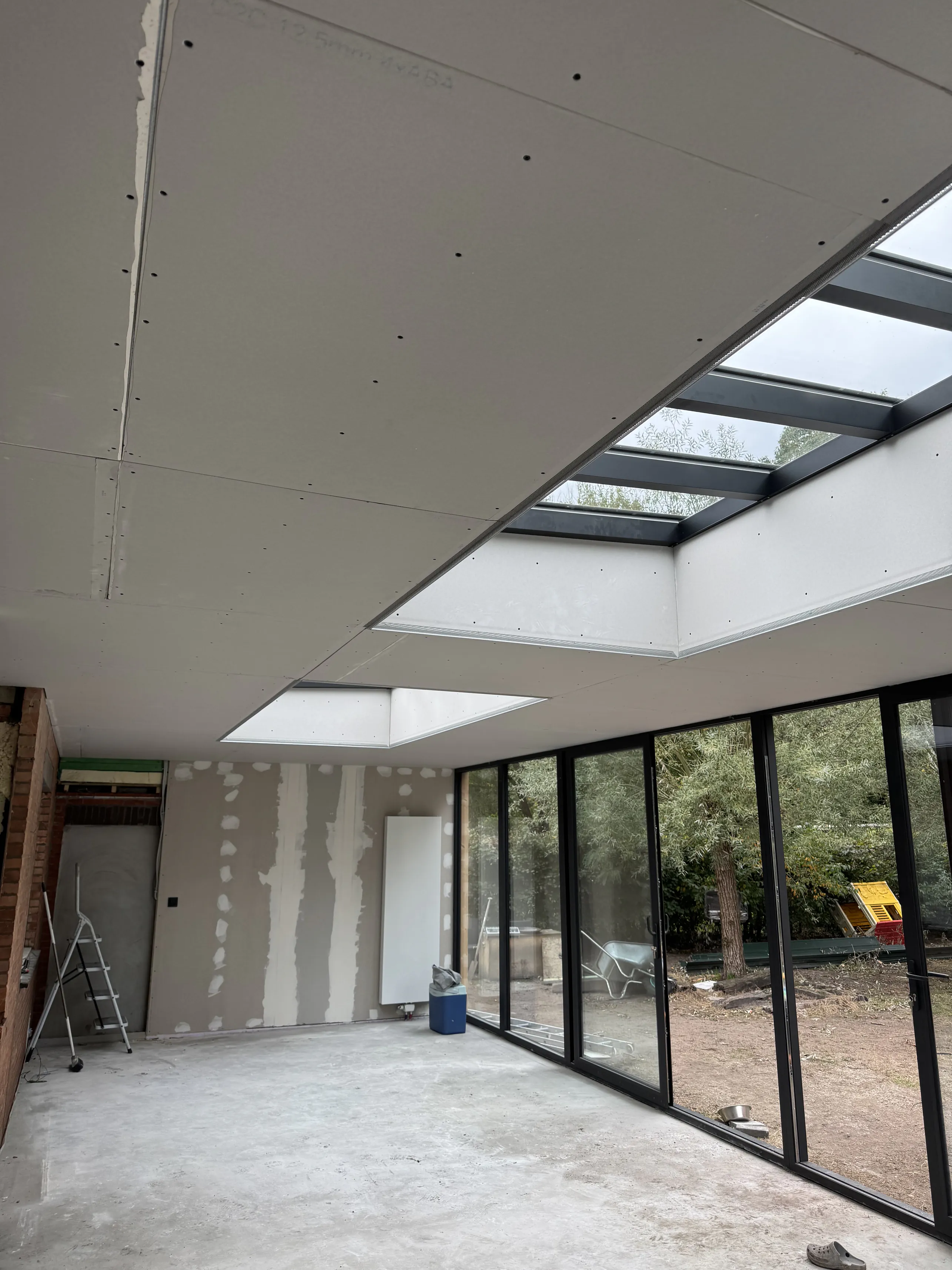 Smoothing/jointing drywall wall